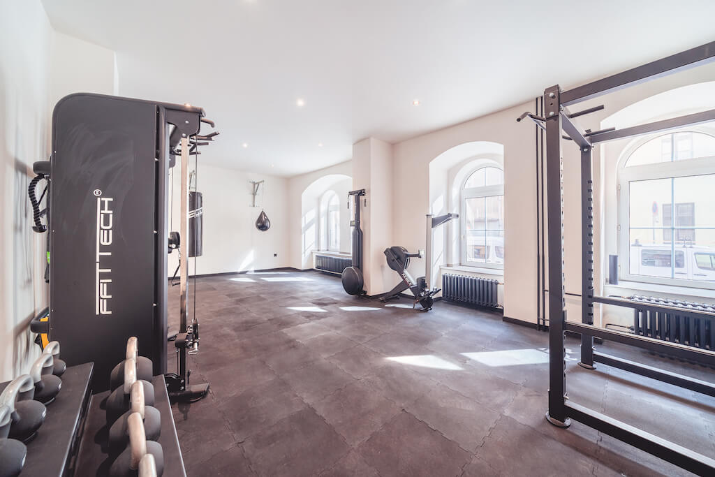 Funkční zóna posilovny MyGymTime s velkými okny a tréninkovým vybavením